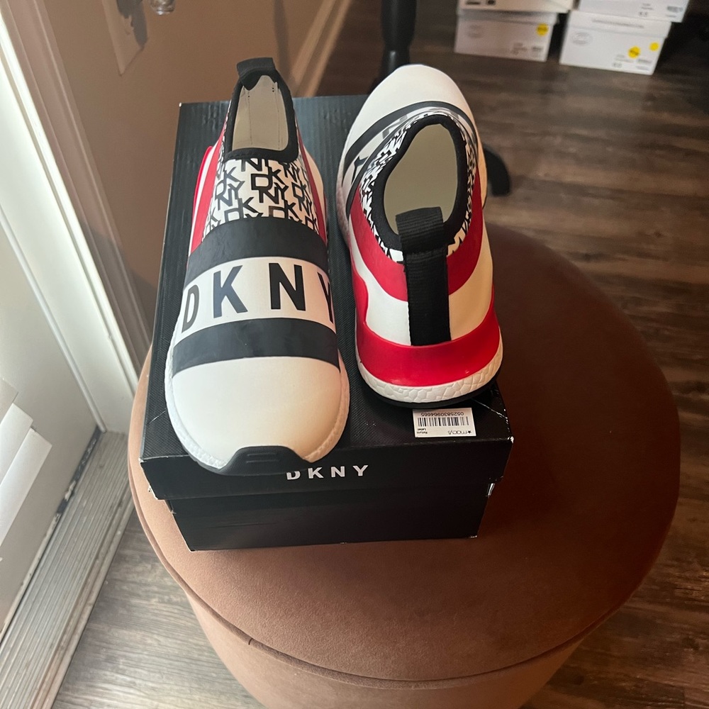 DKNY SLIP-ON SNEAKER